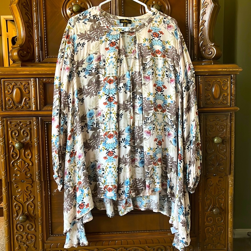 Audrey 3+1 long sleeve flowy floral shark bite tunic.